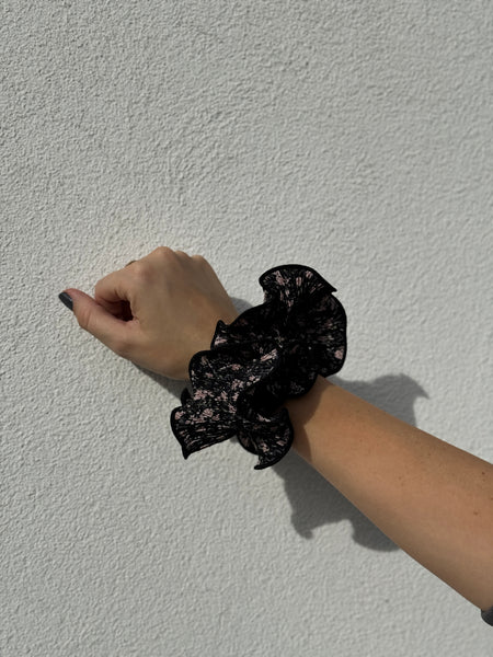 SCRUNCHIE NEGRO FLORES