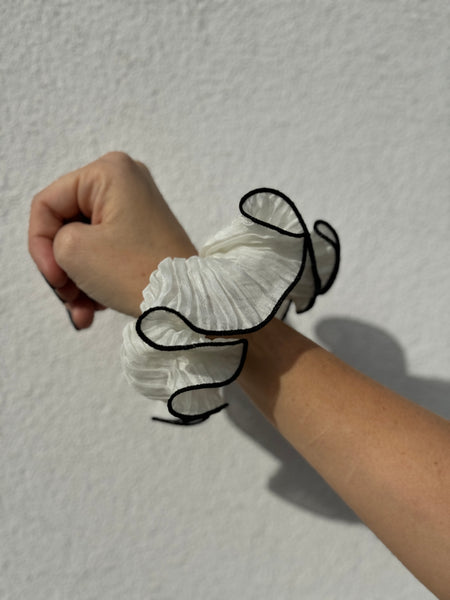 SCRUNCHIE BLANCO BORDES NEGROS