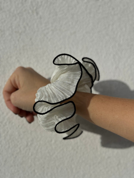 SCRUNCHIE BLANCO BORDES NEGROS