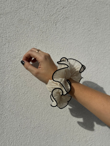 SCRUNCHIE BLANCO BORDES NEGROS