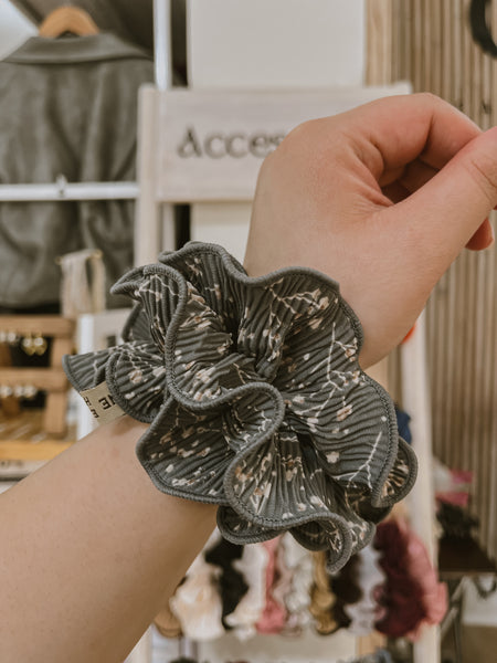 SCRUNCHIE GRIS FLORES